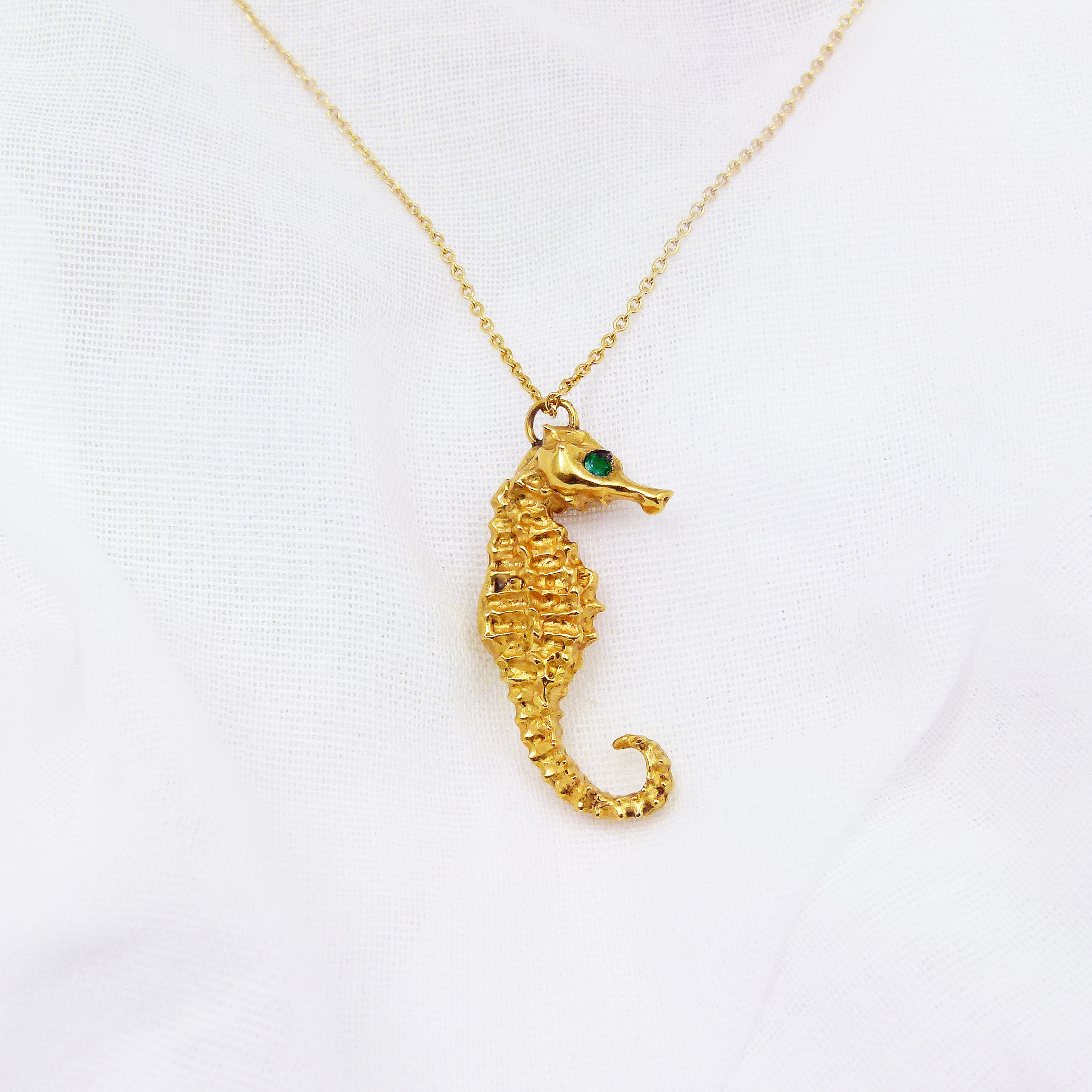 Pendentif hippocampe Vermeil & Grenats verts tsavorites – Image 2