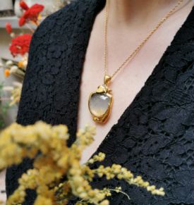Pendentif l'Abeille sur la Tulipe Vermeil & Agate Dendritique porté