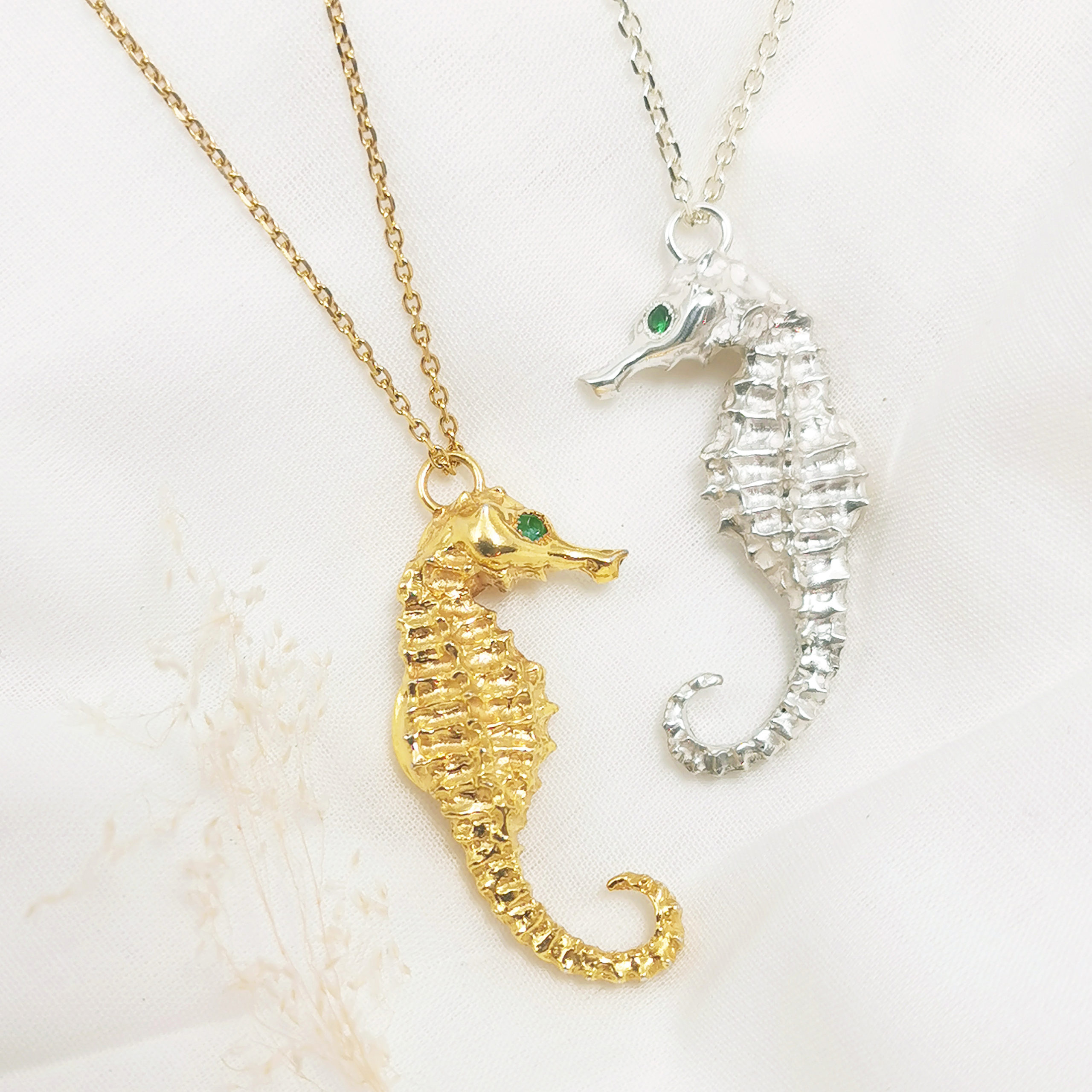 Pendentif hippocampe Vermeil & Grenats verts tsavorites – Image 3