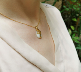 Pendentif Salamandre Vermeil & Nacre porté2