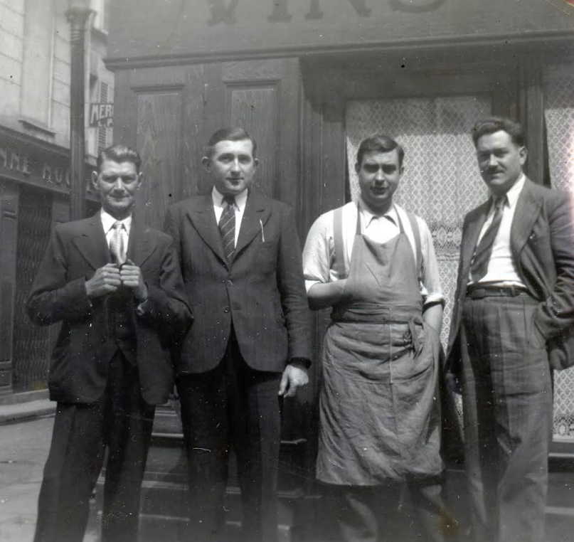 Photo pépé à bretelles dans les années 30 devant la boutique