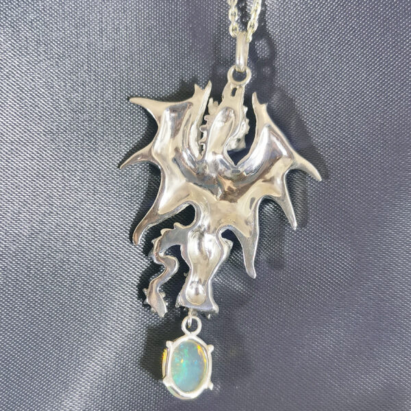 Pendentif Dragon Argent Opale Blanche