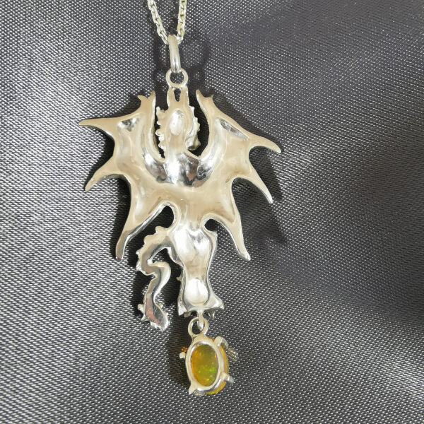 Pendentif Dragon Argent Opale Blanche