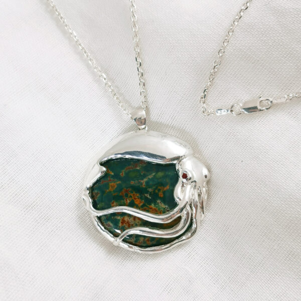 Pendentif rond Calamar Géant Argent et Jaspe Sanguin