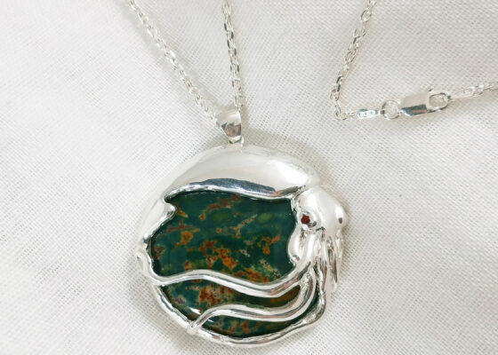 Pendentif rond Calamar Géant Argent et Jaspe Sanguin